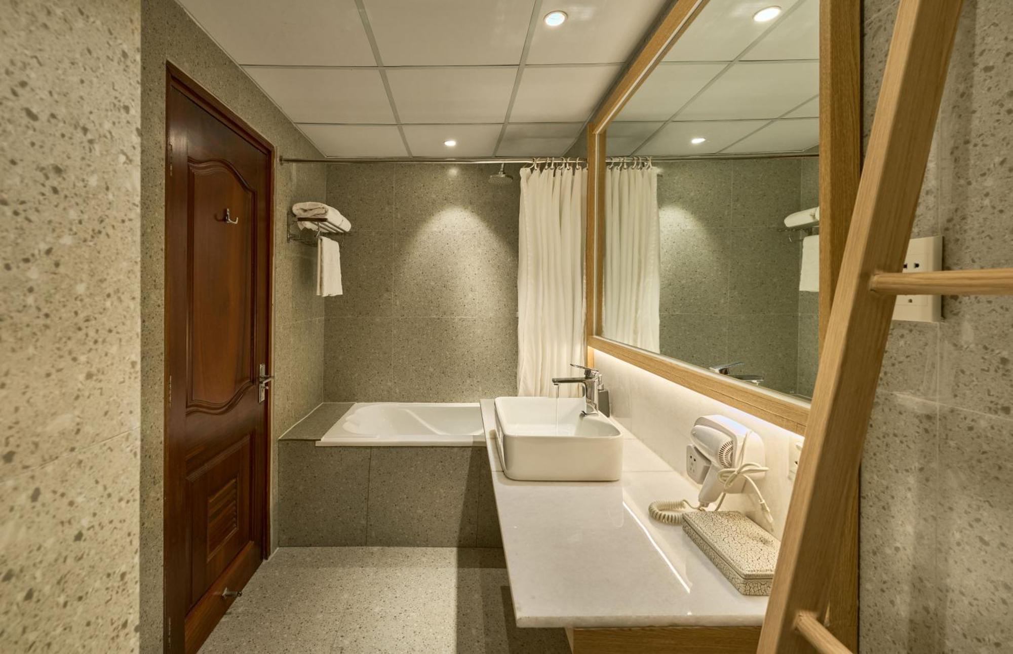 Sky Gem - Ben Thanh Khách sạn 4*